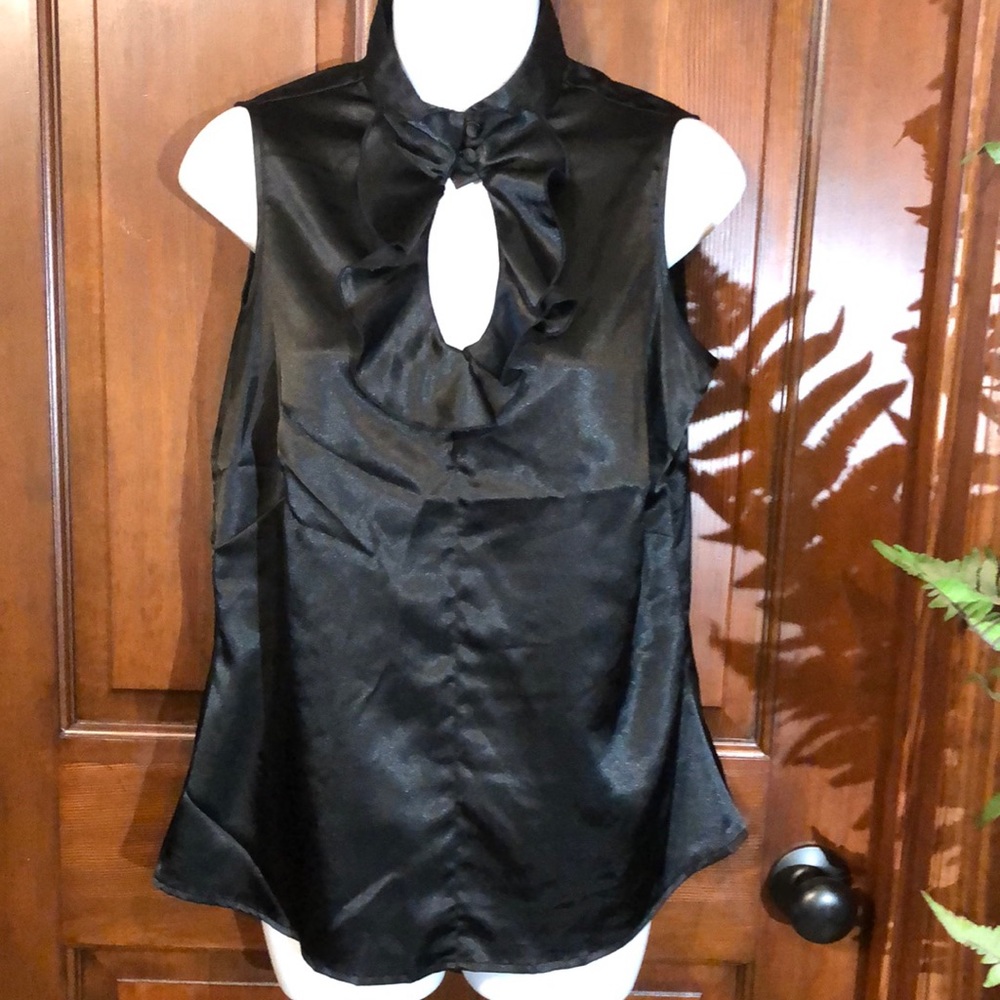 Ruffle Keyhole Front Top